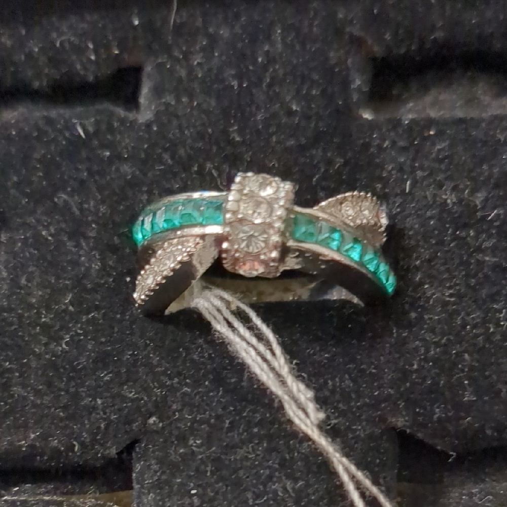 Elegant Silver and Green Gemstone Ring